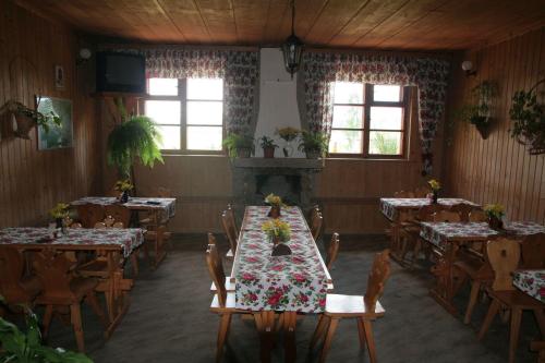 Reštaurácia alebo iné gastronomické zariadenie v ubytovaní Dom Wczasowy Dwa Światy