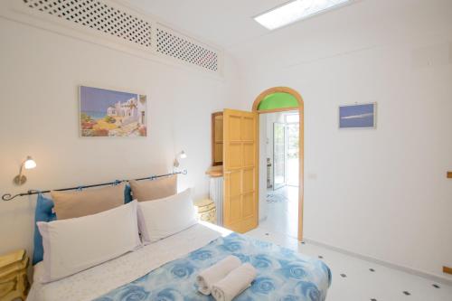 ein Schlafzimmer mit einem großen Bett in einem Zimmer in der Unterkunft Appartamento immerso nel verde in Capri
