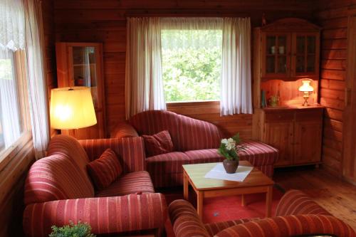 een woonkamer met 2 banken en een tafel bij Immerkopf in Wiehl