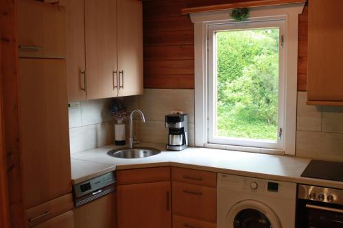 een keuken met een wastafel en een raam bij Immerkopf in Wiehl