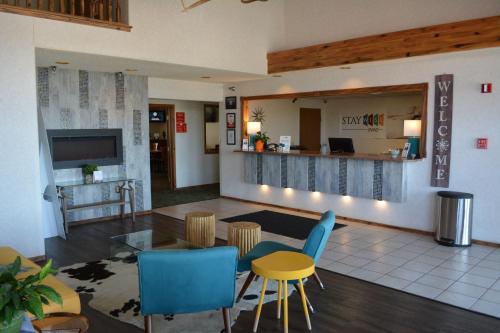 eine Lobby mit blauen Stühlen und einem Wartebereich in der Unterkunft Stay Wise Inns of Montrose in Montrose
