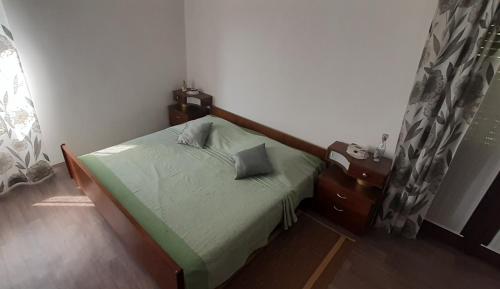 - une chambre avec un lit doté d'une tête de lit en bois et d'une commode dans l'établissement Ina 2, à Funtana