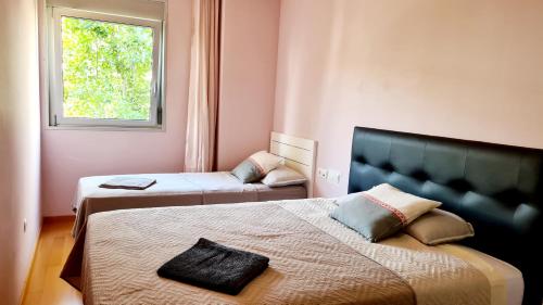 um quarto com 2 camas e uma janela em Forum-CCIB-Relax Flats em Barcelona