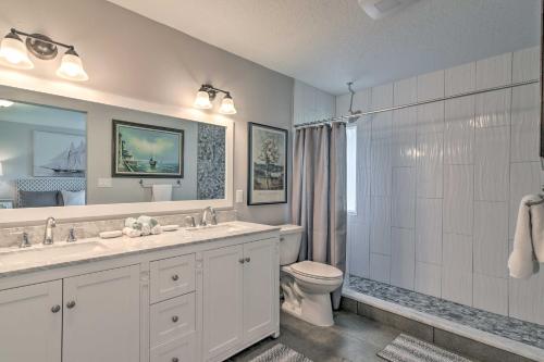 Ένα μπάνιο στο Chic Waterfront Home with Pool, Beach and Gulf Access!
