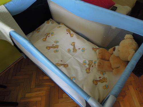 - un lit bébé avec deux ours en peluche dans l'établissement Apartament przy Starówce, à Kołobrzeg