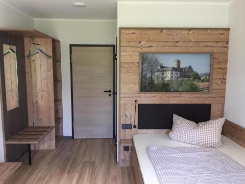 Postel nebo postele na pokoji v ubytování Hotel am Kunnerstein