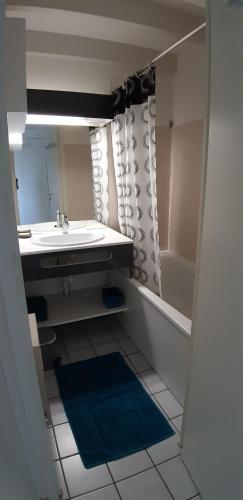 une salle de bain avec un lavabo et une baignoire dans l'établissement Appart 6 personnes, 3 min à pied de la plage et du centre ville, à Saint-Georges-de-Didonne