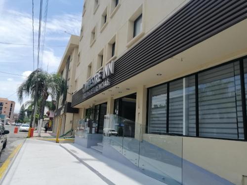 a store front of a hotel on a city street at Hotel Campestre Inn in León