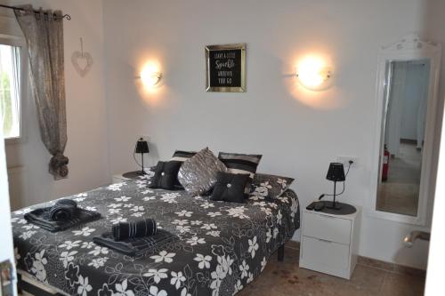 モライラにあるCasa Cadizのベッドルーム1室(ベッド1台、白黒の毛布付)