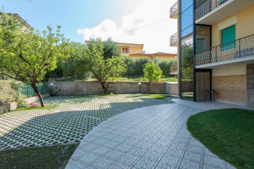 a stone walkway in a yard next to a building at Nel Conero Affittacamere in Numana