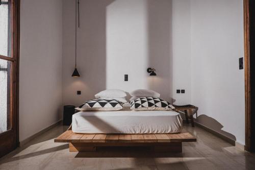 1 dormitorio con cama y mesa de madera en Chris&C Apartments en Agia Galini