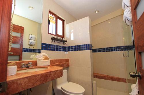 a bathroom with a toilet and a sink at El Meson de los Poetas in Guanajuato