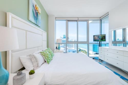 En eller flere senge i et værelse på Bluebird Suites Monte Carlo Miami Beach