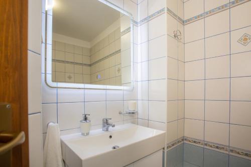 Apartment Bela tesisinde bir banyo