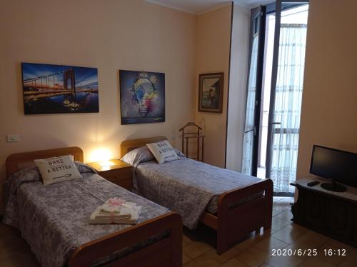 Postel nebo postele na pokoji v ubytování LA CASA DI TERRY Borgo Storico Centro Città
