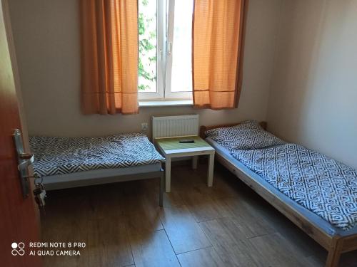 Una cama o camas en una habitación de Noclegi Pod Kasztanami