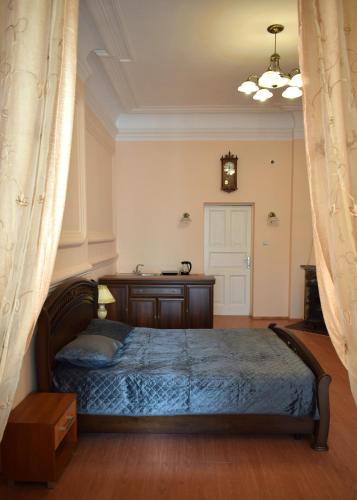 una camera da letto con un letto e un orologio sul muro di Stone Garden a Liepāja