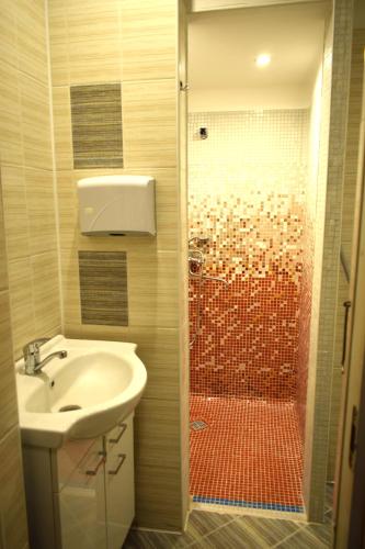 un bagno con doccia con lavandino e doccia di Stone Garden a Liepāja