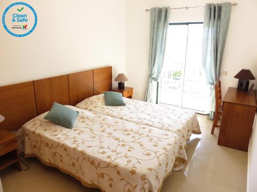 Кровать или кровати в номере Apartamento T1 com vista mar perto da Praia N.ª Sra. da Rocha