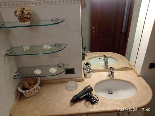 a bathroom with a sink and a mirror at EMY & LU CASA VACANZE CITTA' ALTA Centro Storico in Bergamo