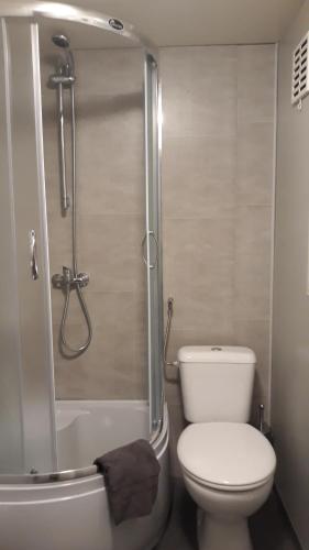 ห้องน้ำของ Bospareltjes Luxe chalets Alleen voor recreatie