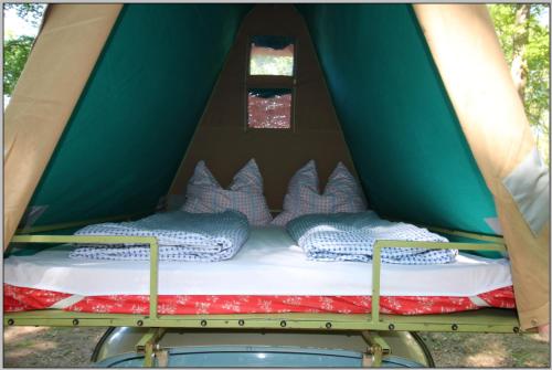 德蘭斯克的住宿－DDR Villa Sachsenruh direkt am Strand，帐篷内的一张床位,配有两个枕头