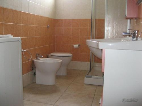 La salle de bains est pourvue de toilettes et d'un lavabo. dans l'établissement il giglio, à Cardedu
