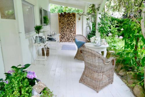 a patio with chairs and a table and a door at Kleine Ferienwohnungen - Störtebeker in Ralswiek