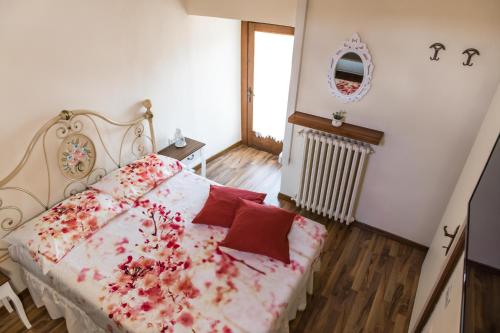 a bedroom with a bed with red pillows at La casa torre di Marcello in Certaldo