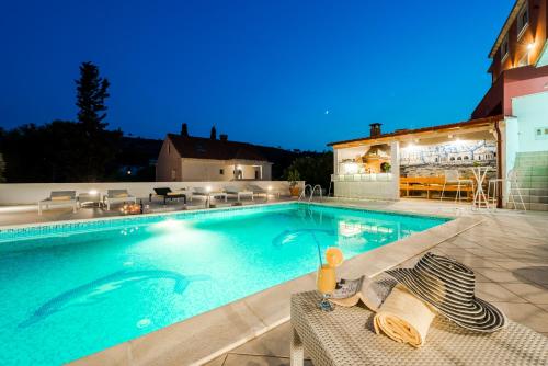 Bazén v ubytování Deluxe Apartment Paula with private Pool and Sauna nebo v jeho okolí