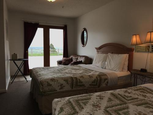 A bed or beds in a room at Big Sky Lodge