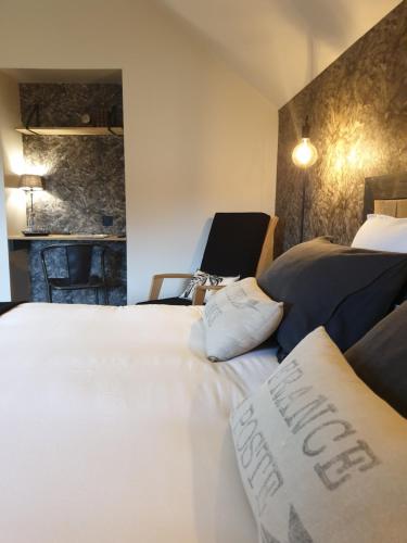 a hotel room with two beds and a sign that says happy anniversary at ATELIER 19 Maison d'Hôtes in Varesnes
