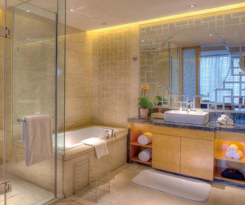 een badkamer met een bad, een wastafel en een douche bij Felton Grand Hotel Chengdu in Chengdu