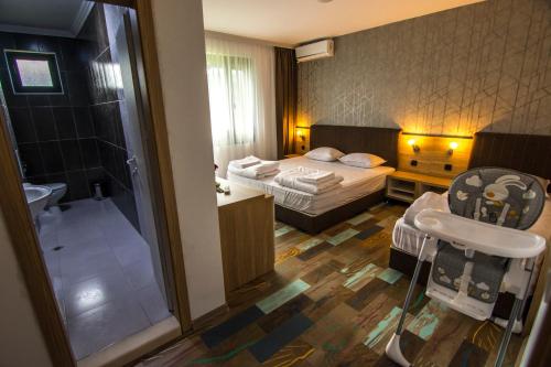 sypialnia z łóżkiem oraz łazienka z prysznicem w obiekcie Veykata Resort & Spa w mieście Chakalarovo