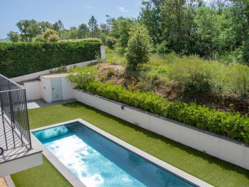 un patio trasero con piscina y jardín en Cosy villa with private pool, en Emponse