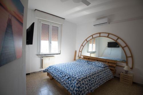 sypialnia z łóżkiem i lustrem w obiekcie Apartment Lerici w mieście San Terenzo