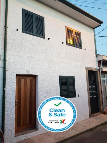 a building with a sign that says clean and safe at Vitoria Douro in Vila Nova de Gaia