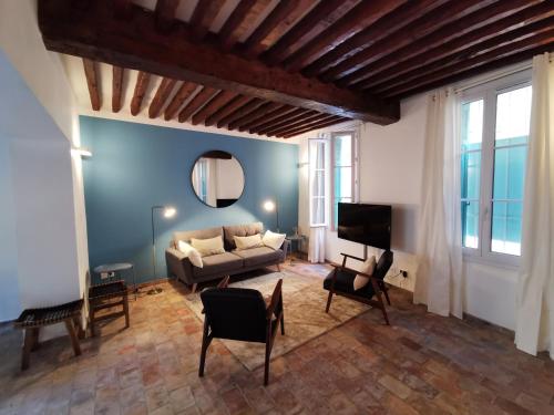 a living room with a couch and a tv at L ORANGER - Plein centre - 6 Personnes - Clim in Cassis