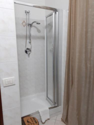 y baño con ducha y cortina de ducha. en B&B MARZO '51 en Villasimius