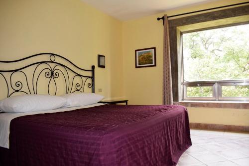 a bedroom with a large bed and a window at Park Hotel in Santa Cruz Verapaz