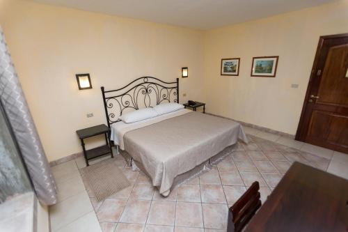 a bedroom with a large bed and a table at Park Hotel in Santa Cruz Verapaz