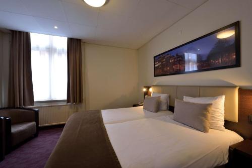 Katil atau katil-katil dalam bilik di Best Western Dam Square Inn