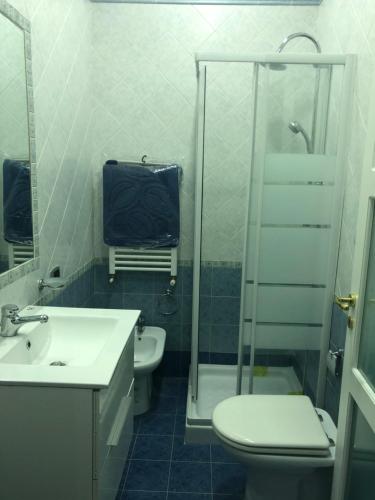 un bagno con wc, lavandino e doccia di CIKO HOME a Napoli