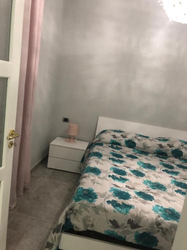 una piccola camera da letto con un letto e un comodino di CIKO HOME a Napoli