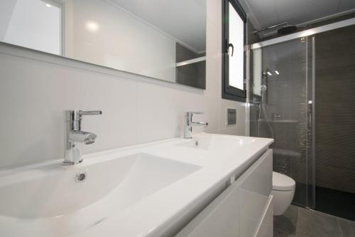 Bathroom sa 205 Luxury Gran Villa - Alicante Holiday