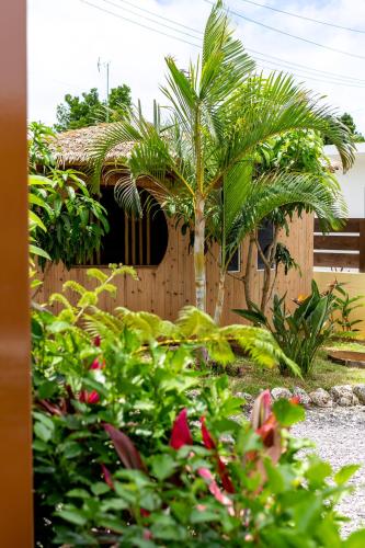 Un jardín fuera de Island Breeze - Round House with BBQ - Wooden Hot Tub - Beach