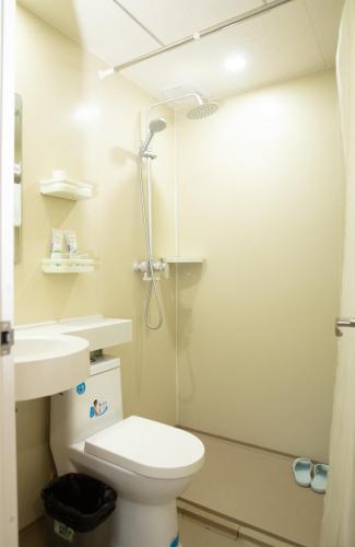 Beijing Xingshe Youth Hostel--Nearby Tiananmen square & Forbidden City & Houhai Bar street--1 minute walk to subway, Cat-keeping, Great wall&Forbidden city one day tour, Wifi and laundry room, English speaking Receptionにあるバスルーム