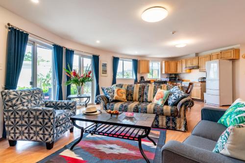 sala de estar con sofá, 2 sillas y mesa en Island Breeze - Round House with BBQ - Wooden Hot Tub - Beach en Onna