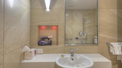 a bathroom with a sink and a shower at Atherton Motel in Atherton