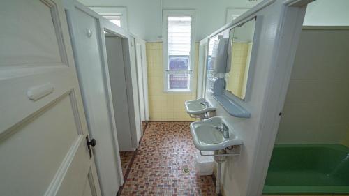 Kylpyhuone majoituspaikassa Australian Hotel